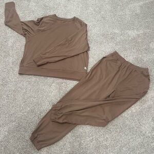 Vuori Golden Rod Sweatshirt & Joggers Set